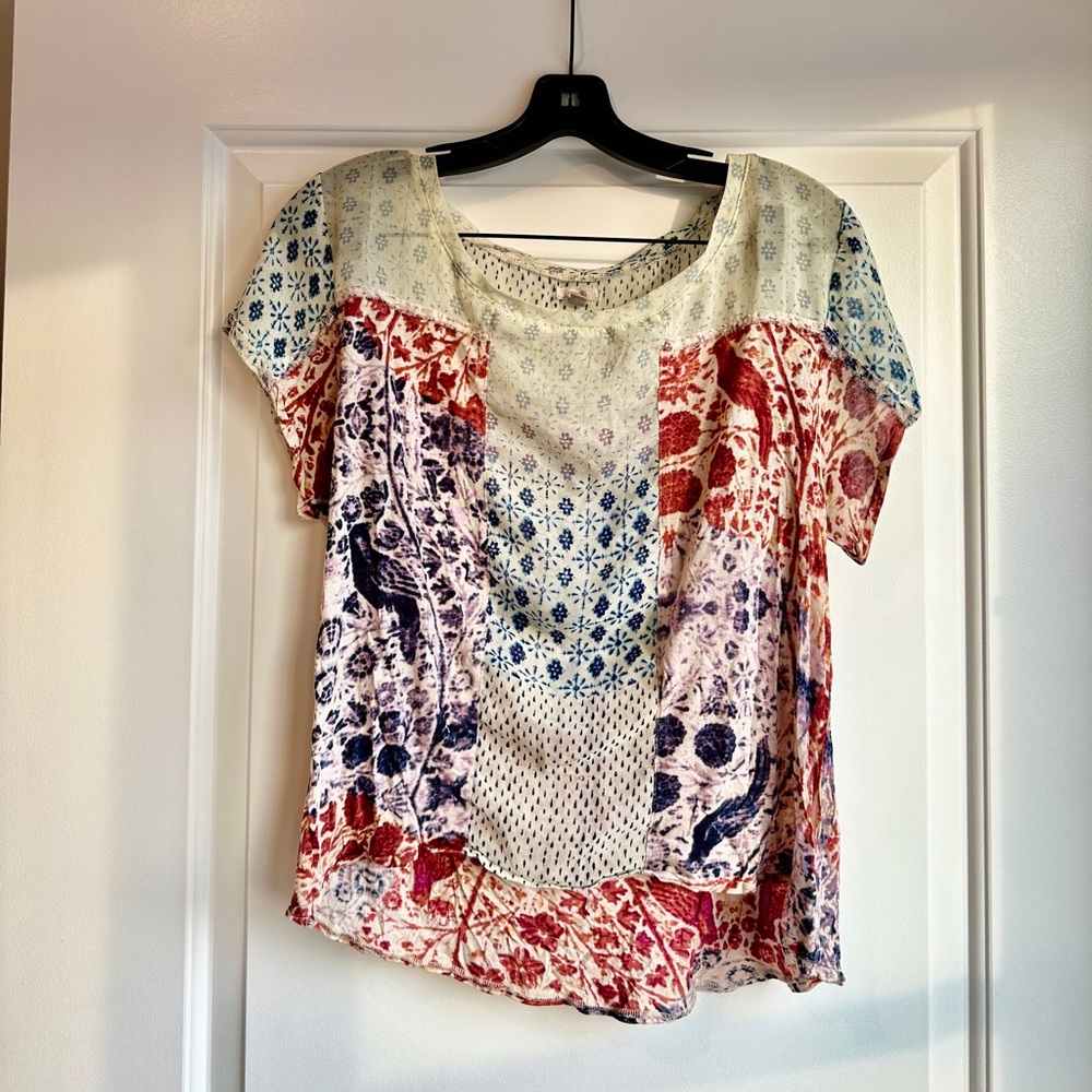 Multi color/ patterned women’s top!!